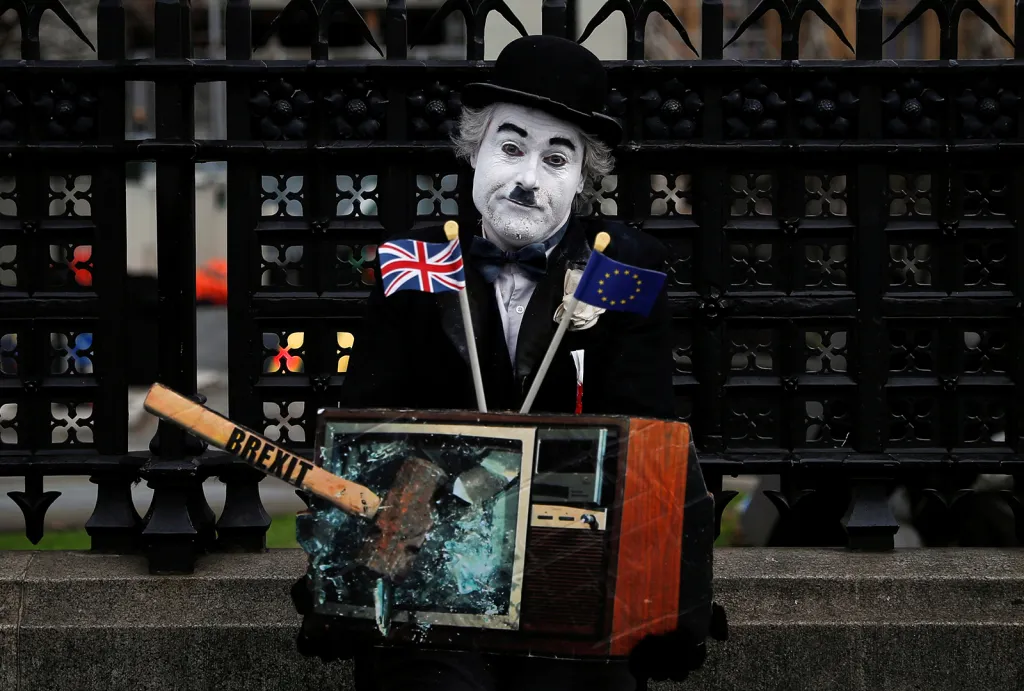 Demonstrant proti brexitu před budovou parlamentu v Londýně
