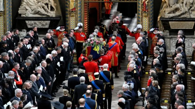 Průvod s rakví královny Alžběty II. při příchodu do Westminsterské katedrály Zdroj: Reuters