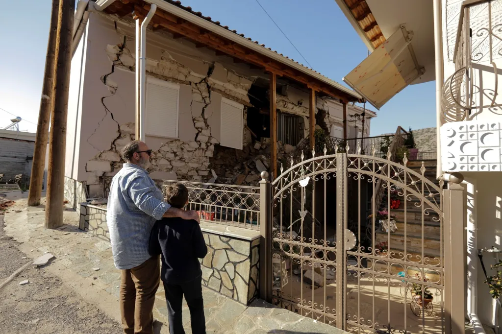 Střední Řecko zasáhlo zemětřesení. Fotografie ukazují následky otřesů ve vesnici Damasi u města Larisa