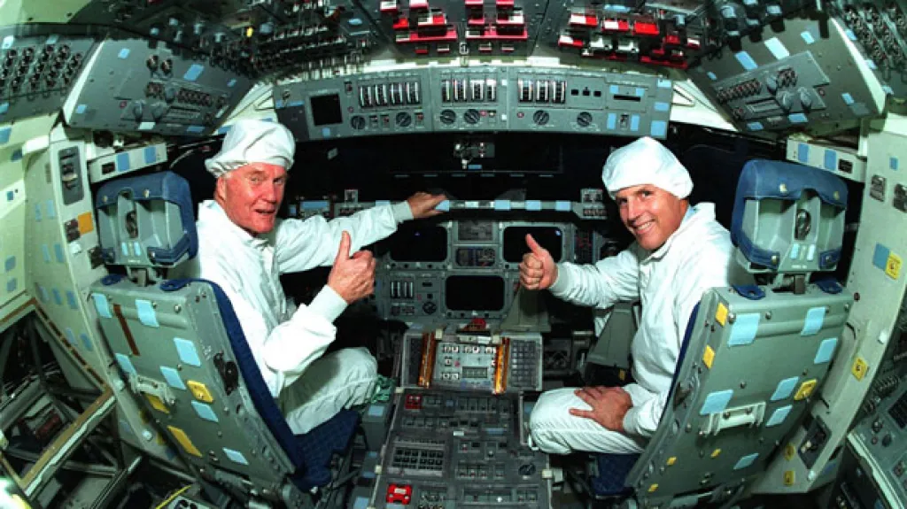 John Glenn (vlevo) a Stephen Oswald