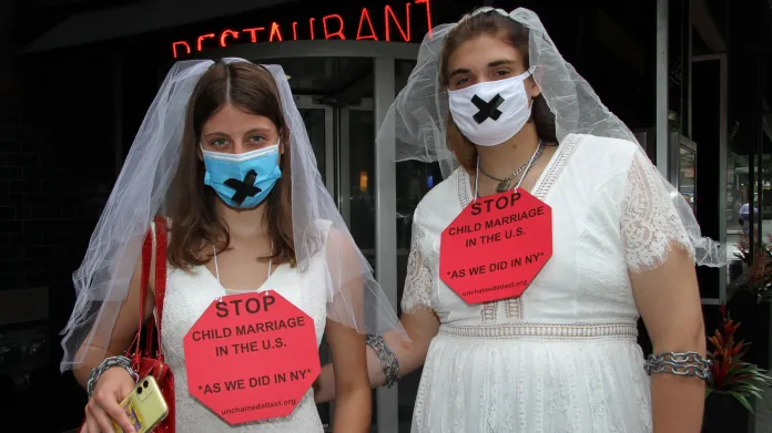 Protest proti dětským svatbám v New Yorku v srpnu 2021