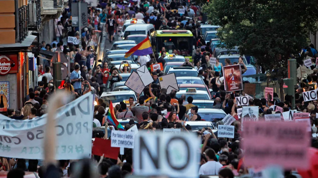 Demonstranti protestovali proti premiéru Rajoyovi