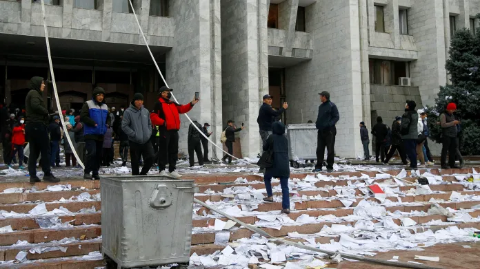 Lidé protestují před obsazeným sídlem vlády v Biškeku