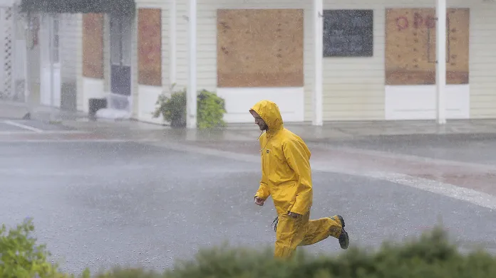 Lidé se prchají schovat před blížícím se hurikánem