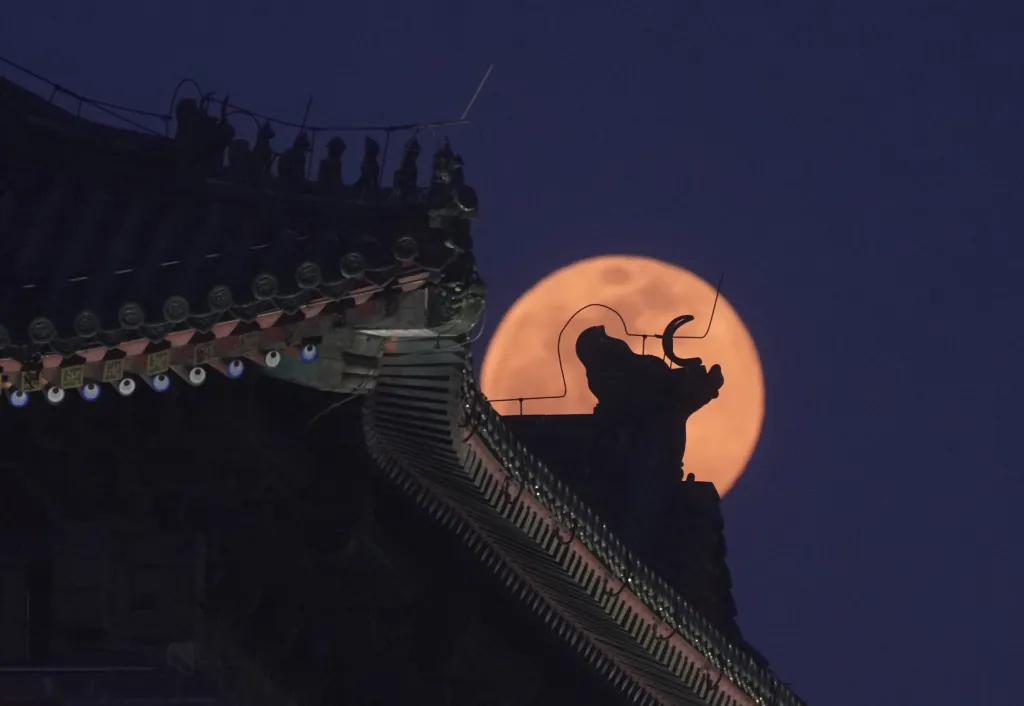 Únorový superúplněk nad branami Zakázaného města v Pekingu