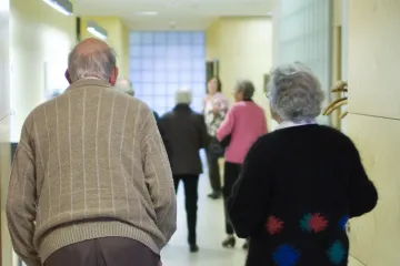 Sociální služby mají mít příští rok o 1,3 miliardy více než letos