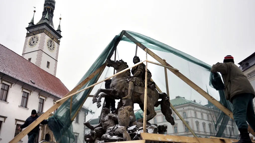 Barokní kašny v Olomouci se kvůli Silvestru zahalily do sítí