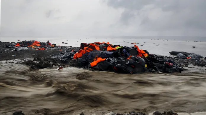 Záchranné vesty na pláži řeckého ostrova Lesbos