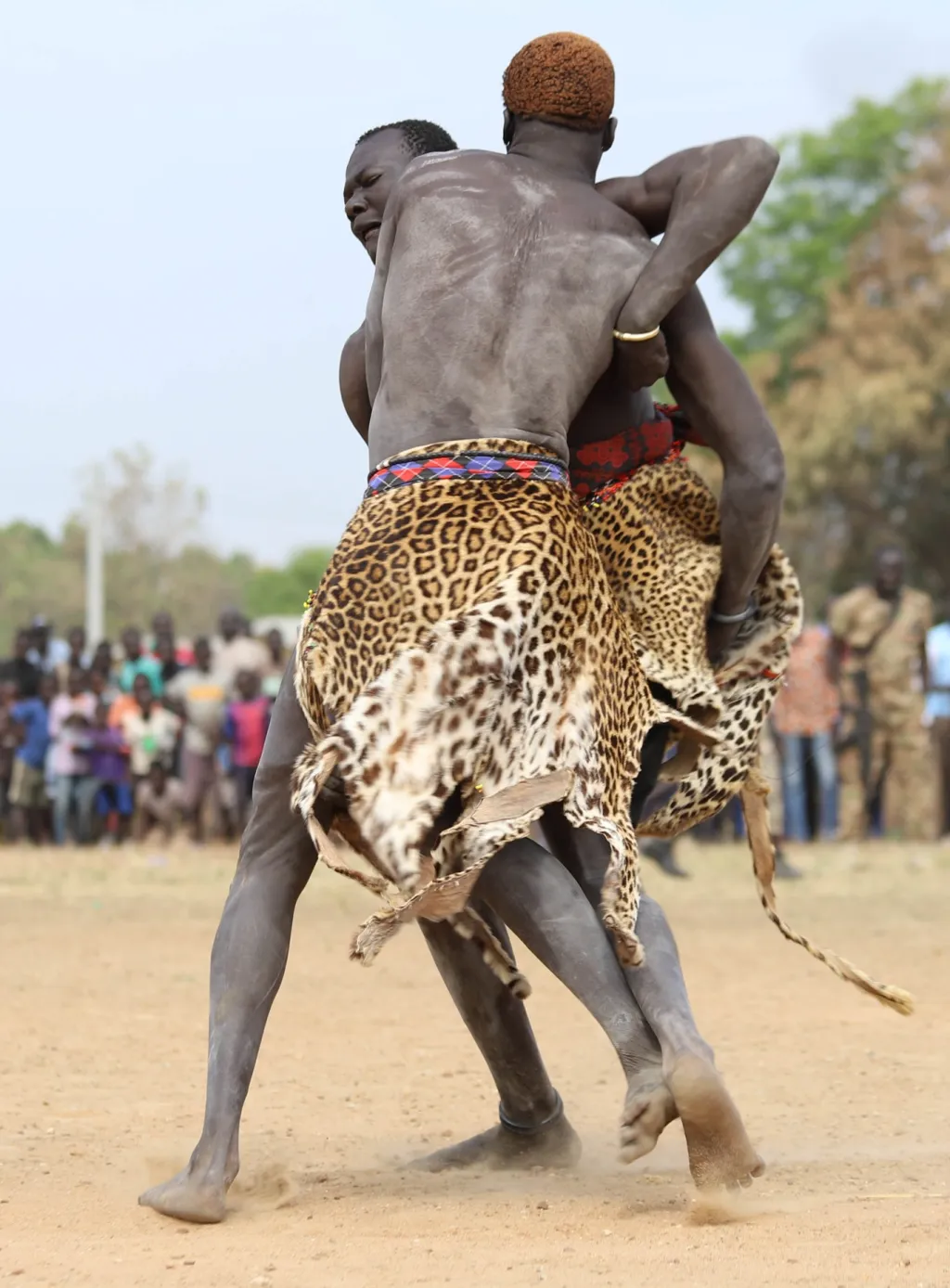 Válečníci v leopardích kůžích řeší bojem etnické konflikty