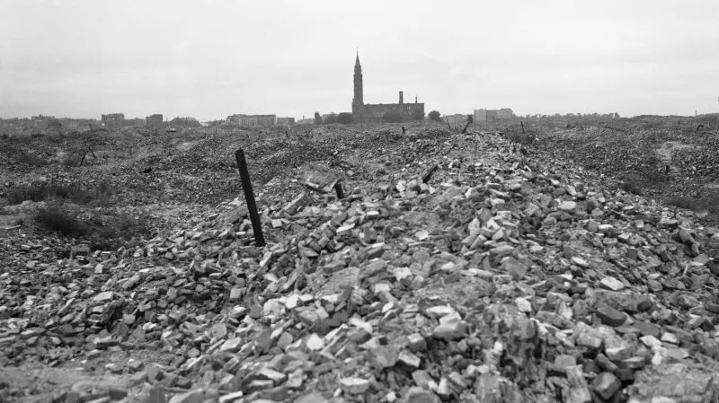 Trosky židovského ghetta ve Varšavě v roce 1945