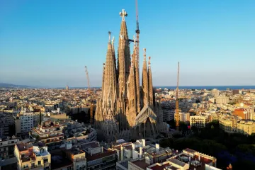 V chrámu Sagrada Família je práce jako na kostele. Ale už s nejvyšší věží světa