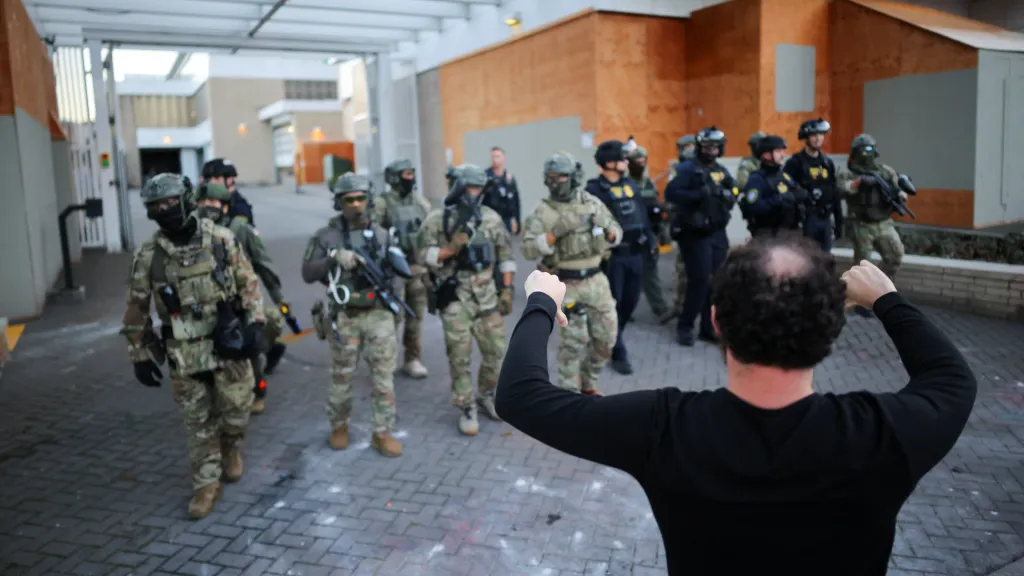 Protestující před sídlem ICE v Oregonu (snímek z října 2025)