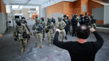 Protestující před sídlem ICE v Oregonu (snímek z října 2025)