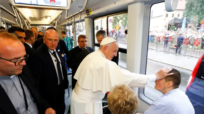 Papež při jízdě krakovskou tramvají