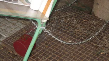 Mince nechal zloděj ležet na zemi