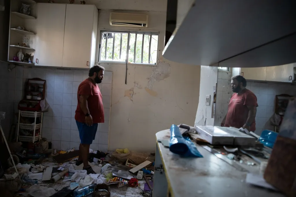 Čtyřicetiletý Johnny Khawand ukazuje svůj výbuchem zničený byt