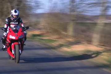 Motorkáři vyjíždějí, řidiči si na ně těžko zvykají. Výsledkem jsou i tragické nehody