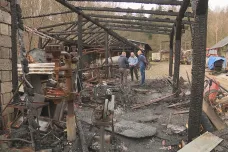 Zásah při požáru statku v Karolince zkomplikovali dobrovolní hasiči, tvrdí majitel. Opozice viní starostku