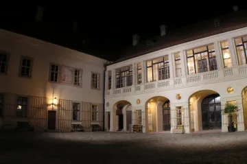 AVÍZO: Zámek v Mníšku 17. listopadu a o víkendu