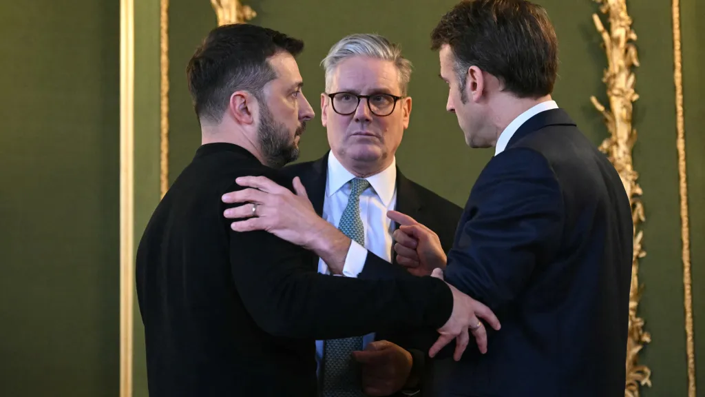 Volodymyr Zelenskyj, Keir Starmer a Emmanuel Macron na londýnském summitu