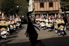 Masky s kravskými zvony probouzí na severu Španělska jaro a zahání zlé duchy