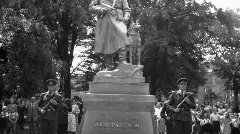 Slavnostní odhalení pomníku pohraniční stráže v Chebu (1955)