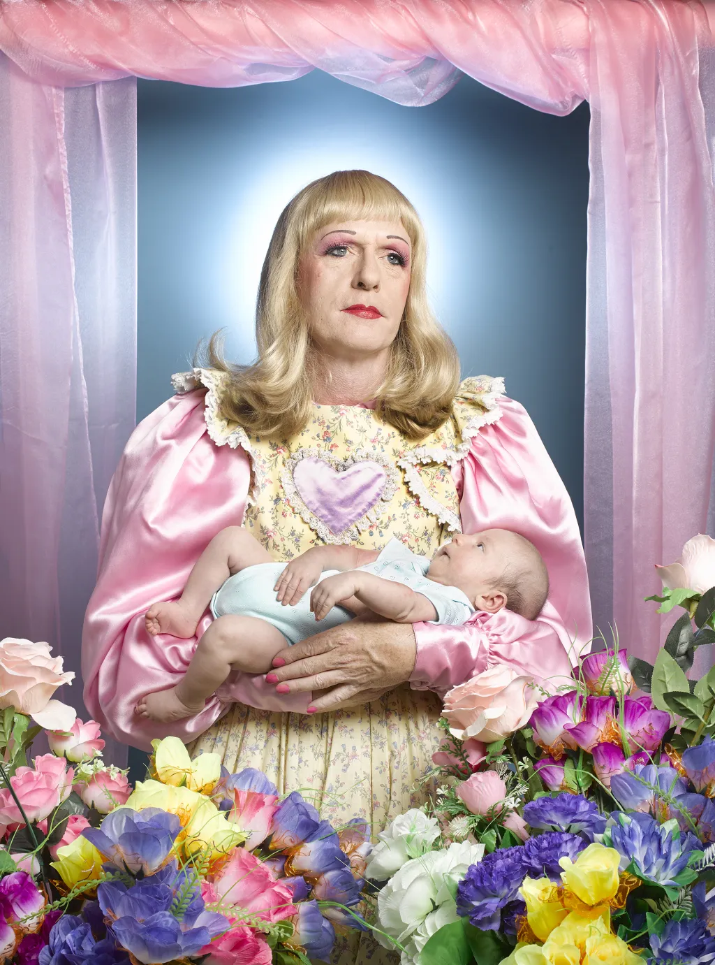 Grayson Perry – Narození (kategorie Portrét). „Úzce spolupracuji s Graysonem Perrym zhruba 5 let, v nichž vytvářím kampaň pro jeho dokumentární filmy. Koncept ‚Narození‘ je inspirován nevyčerpatelným motivem matky a dítěte.“
