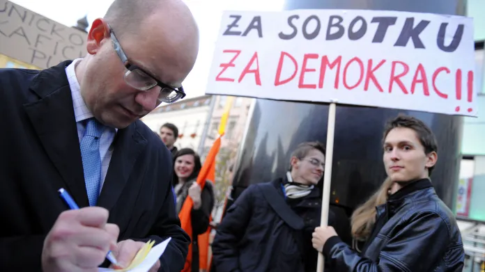 Demonstrace na podporu předsedy ČSSD Sobotky