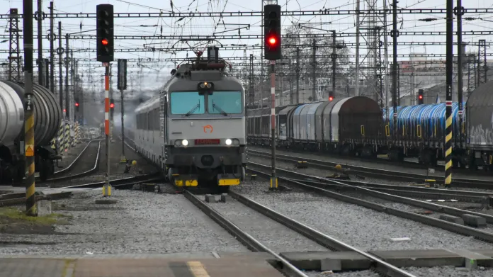 Vlak Hungaria přijíždí na pardubické nádraží