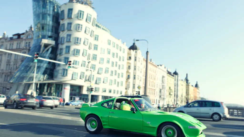 Jízda luxusních automobilů Prahou k filmu Need for Speed