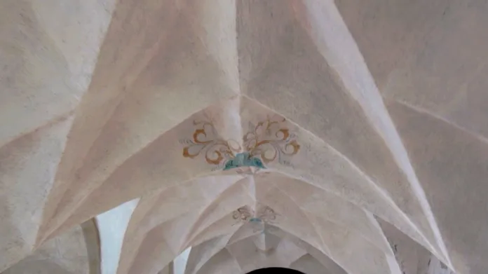 Sklípková (též diamantová) klenba v chodbách františkánského kláštera v Kadani