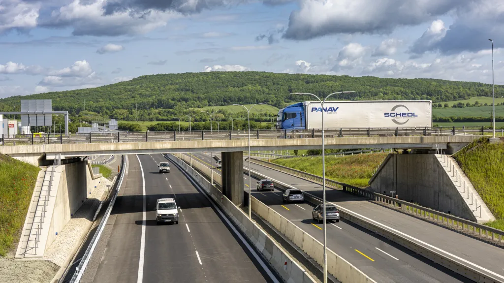 Mimoúrovňová křižovatka na dálnici D10
