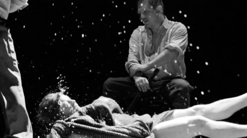 Scéna ze hry Miroslava Bambuška Česká válka v Divadle Na zábradlí