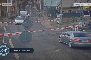 Policie prověřuje video, na kterém tři ženy převádějí skupinu dětí přes železniční přejezd