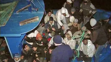 Uprchlíci z Tunisu zaplavují Itálii