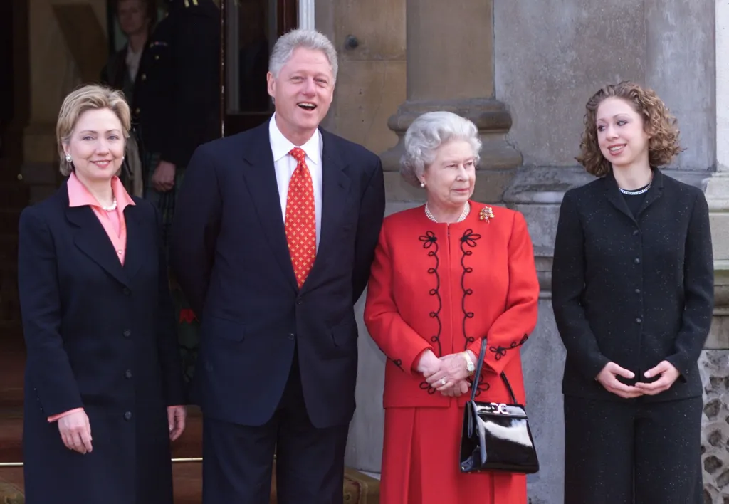 Americký prezident Bill Clinton jeho dcera Chelsea a manželka Hillary pózují pro fotografy s britskou královnou Alžbětou II. v Buckinghamském paláci v Londýně 14. prosince 2000
