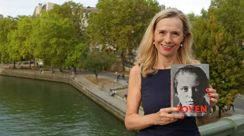 Andrea Sedláčková s knihou Toyen
