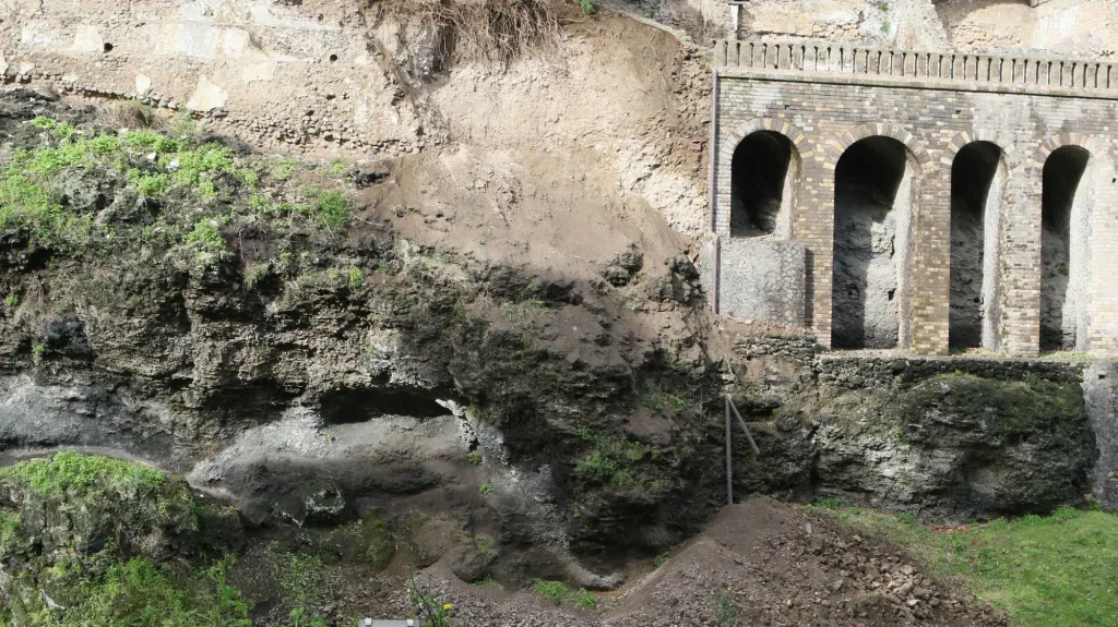 Zřícená část zdi v zahradě Severova domu