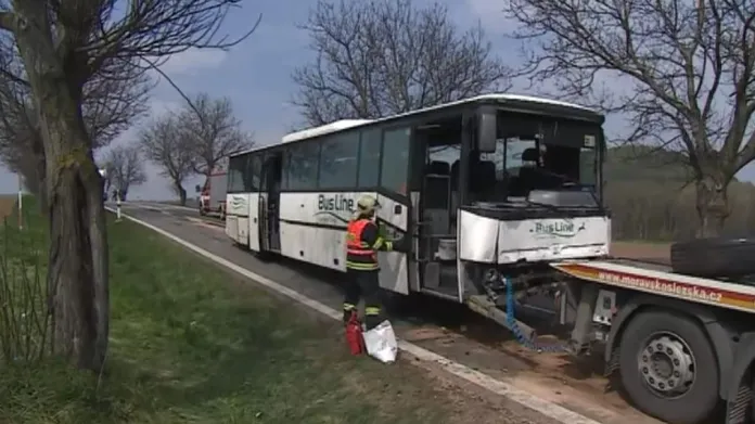Nehoda autobusu a osobního auta u Bořitova