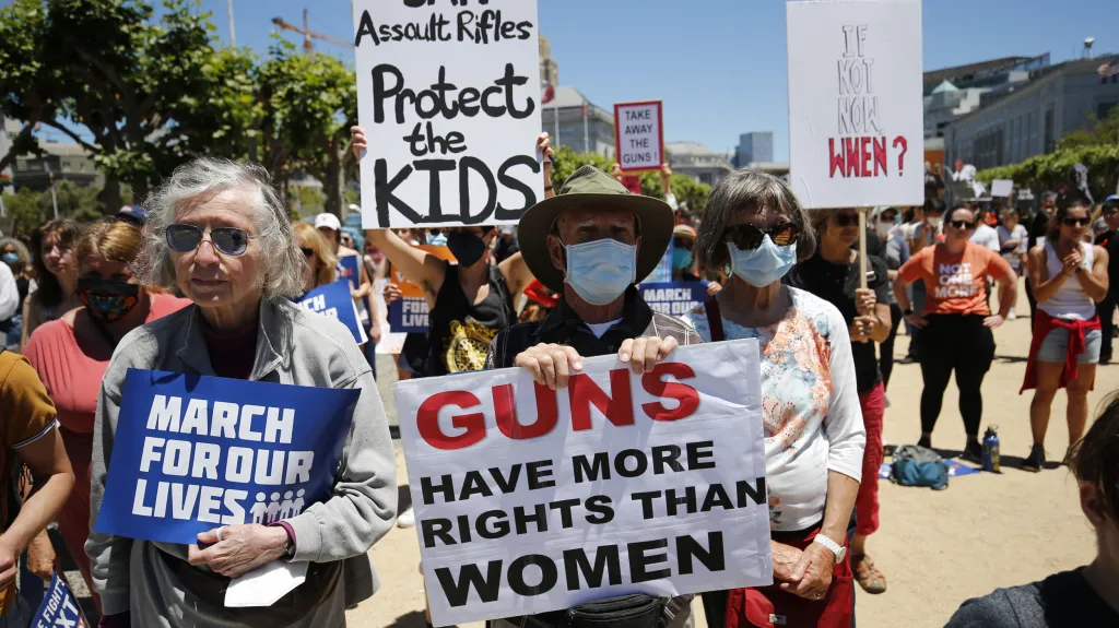 Protestující v San Francisku požadující přísnější regulace pro držení zbraní