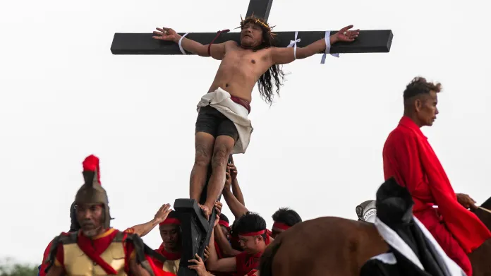 Velikonoční rituál přibití na kříž na Filipínách