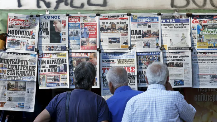 Řekové studují nejnovější zprávy o vývoji krize