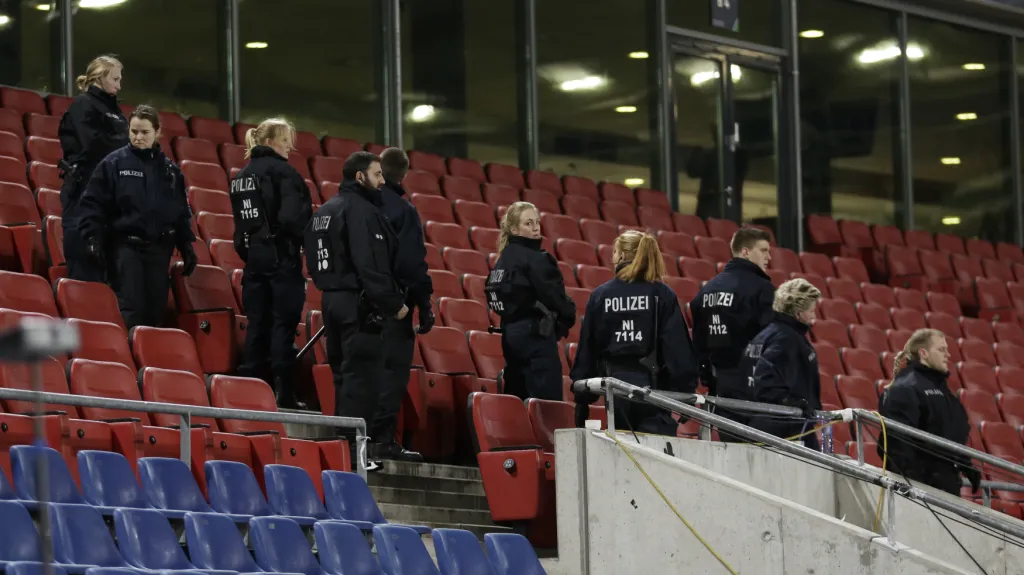 Policie na stadionu v Hannoveru