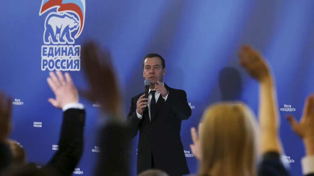 Premiér Dmitrij Medvěděv při odpovídání novinářům