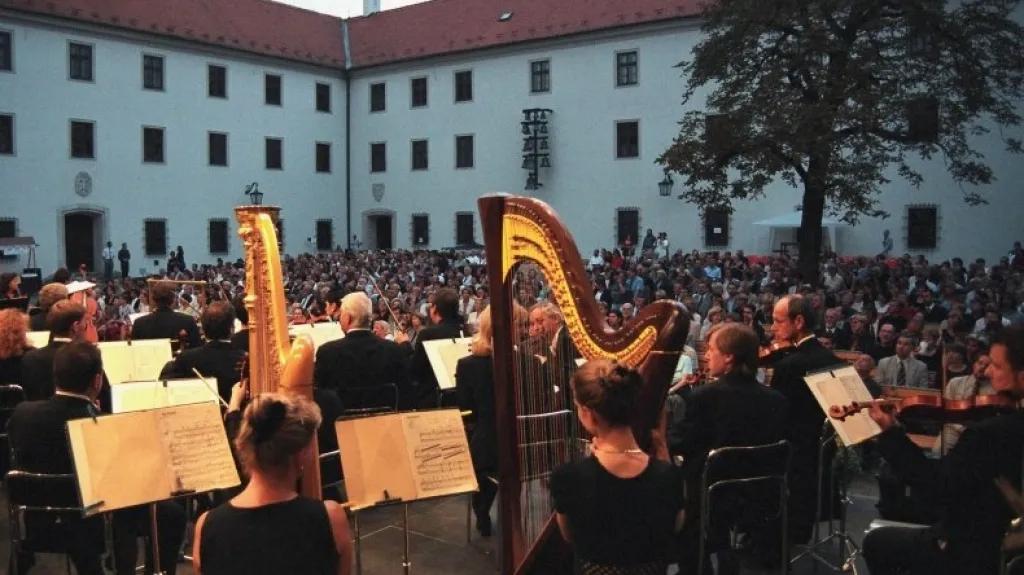 Koncerty se konají na Velkém nádvoří hradu Špilberk