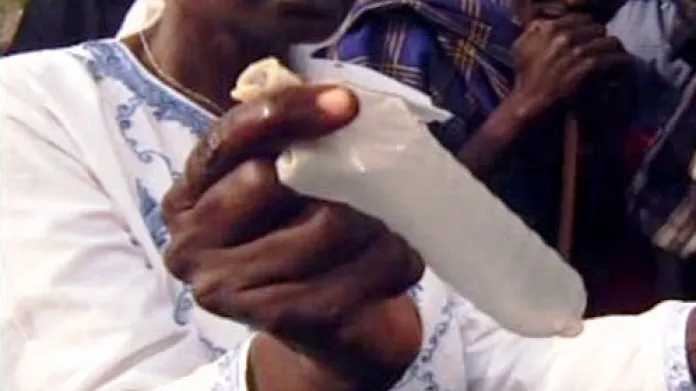 Rozdávání kondomů v Africe