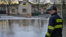 Silnice zaplavená vodou z Jizery v Sojovicích na Mladoboleslavsku