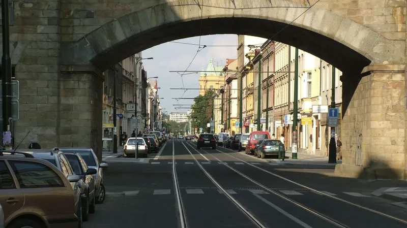 Oblouk nad Sokolovskou (dříve Královskou) třídou v Karlíně