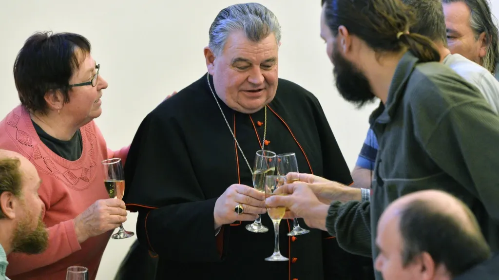 Kardinál Duka poobědval s bezdomovci