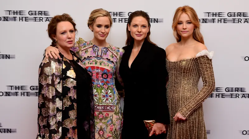 Paula Hawkinsová (vlevo) na premiéře filmu Dívka ve vlaku